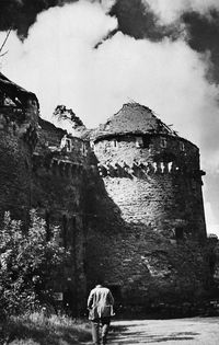 Photo en noir et blanc du château 