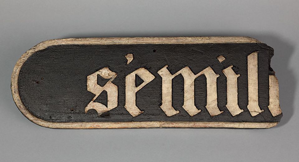 Fragment en bois sculpté avec le lettre "SEMILI"
