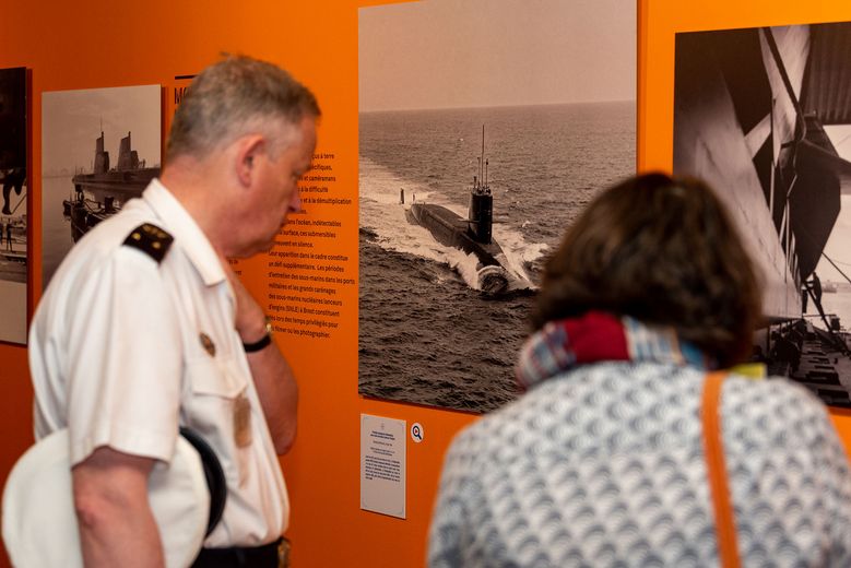 Deux invités face aux photos de l'exposition 