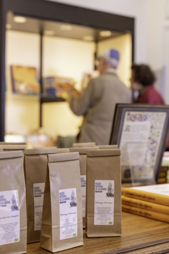 Gros plan sur des mélanges d'herbe vendu en boutique