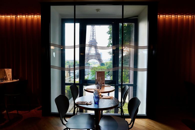 vue sur 3 tables alignée avec la tour Eiffel