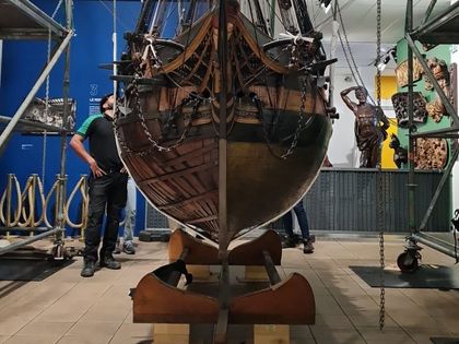 Une opération de manutention inédite au musée national de la Marine à Toulon
