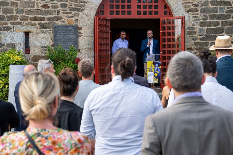 vue du discours avec les invités au premier plan