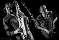 Les deux musiciens au saxophone