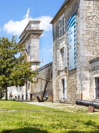 Vue en biais de l'entrée du musée et de la porte de l'Arsenal