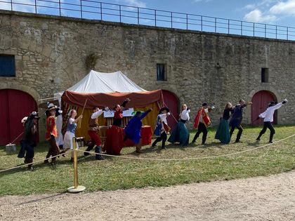 Spectacle de cape et d’épée, de fauconnerie, ballet et jeux : une fête hors du temps à la citadelle de Port-Louis.