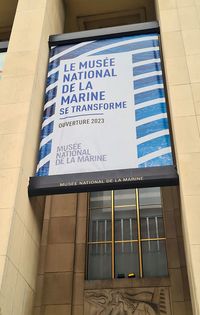 Vue sur l’affiche annonçant la réouverture du musée en 2023