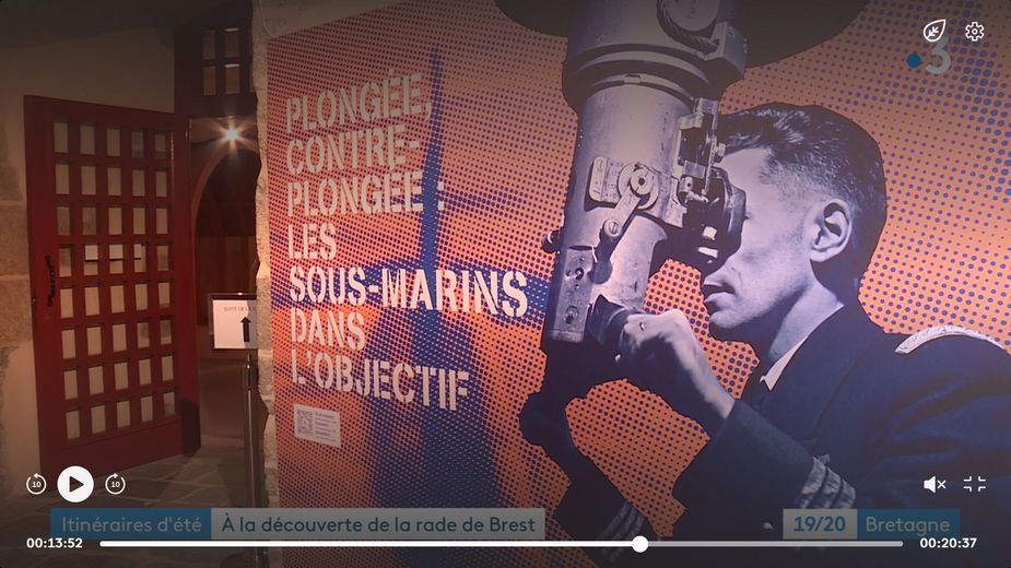 Capture d'écran du reportage avec vue sur l'affiche à l'entrée de l'exposition 