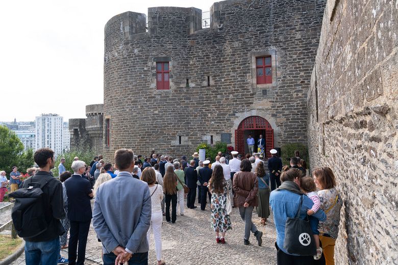 Vue des invités du vernissage écoutant le discours d'inauguration 