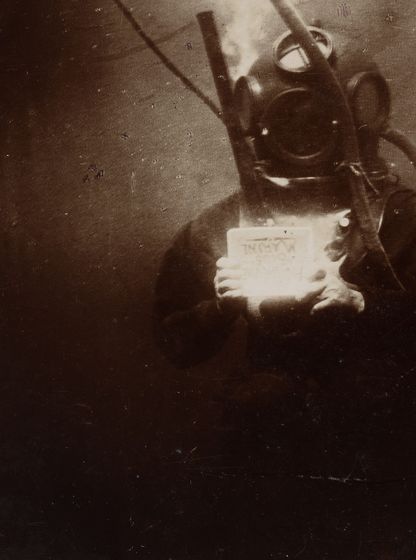 Photographie ancienne d’un scaphandrier en plongée équipé d’un scaphandre rigide