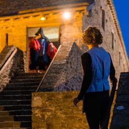 Deux acteurs se font face sur les remparts de nuit 