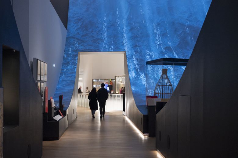 Vue de l'intérieur du musée avec un couple 