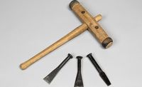 Une série de quatre outils de calfat comprenant 1 maillet en bois, 1 fer double travaillant, 1 fer simple travaillant et 1 fer plat 