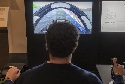 Jeune homme testant un simulateur rafale