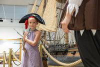 Petite fille en gros plan avec chapeau de pirate devant un modèle d'instruction