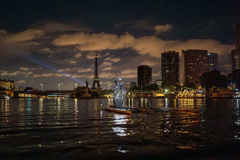 Cavalière de nuit sur la Seine avec en fond la tour effeil et la réplique de la statue de la liberté 