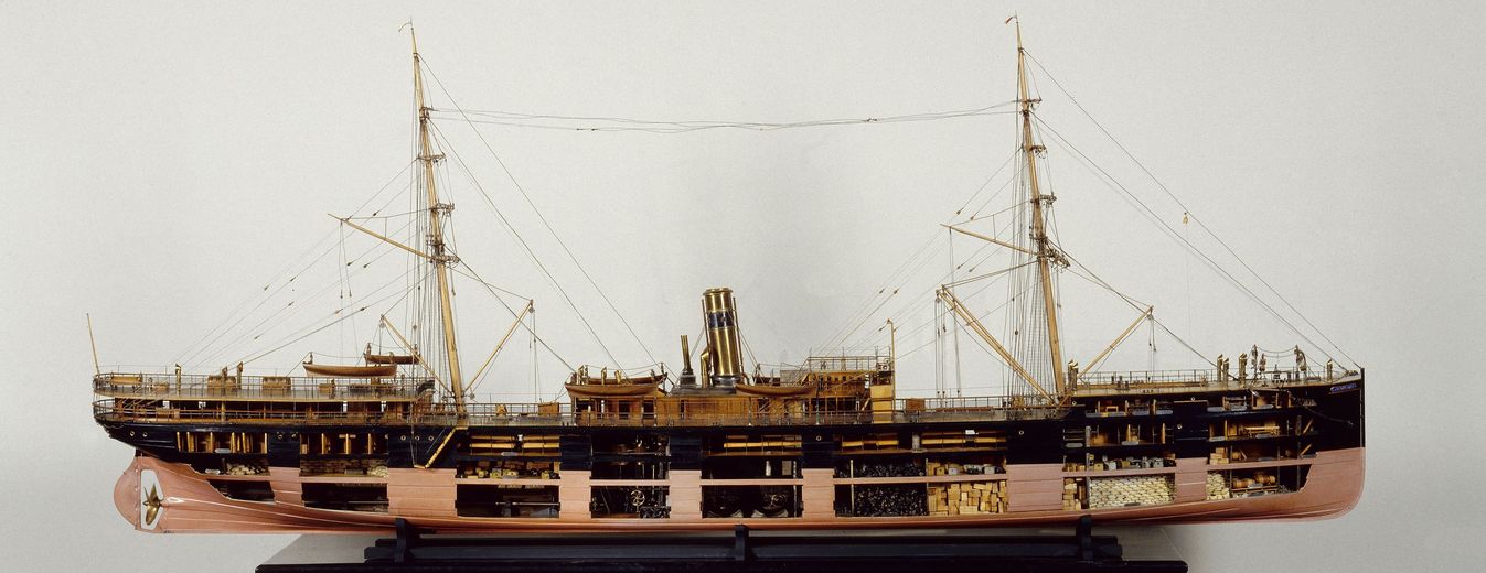 La maquette présente des ouvertures pour montrer l'intérieur du bateau 