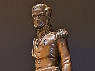 Statuette en bronze de l’explorateur Jules Dumont d’Urville debout sur un socle,