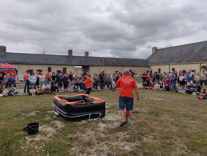 Vue des démonstrations des sauveteurs en mer avec le public autour