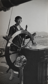 Portrait de la navigatrice à la barre