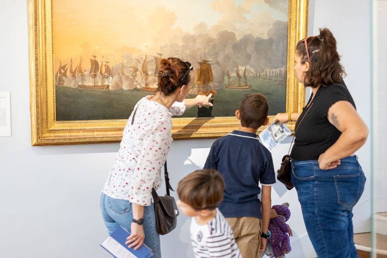 Famille devant un tableau de bataille navale 