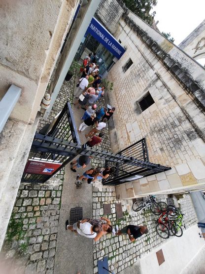 Vue en contre plongée du public à l'entrée 